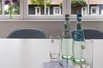 Küche mit Wasserflaschen und Gläsern - Pur A4 - Top-Hundeurlaub