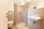 Modernes Badezimmer mit Dusche und Waschbecken - Pur A4 - Top-Hundeurlaub