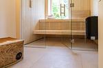 Moderne Sauna mit Holzverkleidung und Dusche - Pur A4 - Top-Hundeurlaub