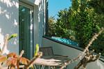 Balkon mit Holztisch und Blick ins Grüne - Muschel 1 - Top-Hundeurlaub