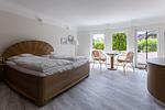 Schlafzimmer mit Doppelbett und Sitzgelegenheit - Muschel 1 - Top-Hundeurlaub
