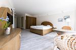 Helles Schlafzimmer mit Doppelbett und Holzmöbeln - Muschel 1 - Top-Hundeurlaub