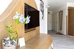 Wohnzimmer mit TV und blühender Pflanze - Muschel 1 - Top-Hundeurlaub