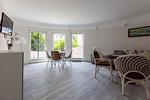 Heller Wohnraum mit Sofa und großen Fenstern - Muschel 1 - Top-Hundeurlaub