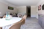 Helles Wohnzimmer mit Esstisch und Sofa - Muschel 1 - Top-Hundeurlaub