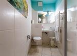 Helles Badezimmer mit Dusche und Waschbecken - Muschel 1 - Top-Hundeurlaub