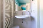 Modernes Badezimmer mit Waschbecken - Muschel 1 - Top-Hundeurlaub