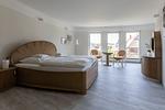 Helles Schlafzimmer mit Doppelbett und Blick nach draußen - Muschel 3 - Top-Hundeurlaub