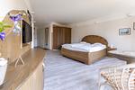 Schlafzimmer mit großem Bett und modernem Möbel - Muschel 3 - Top-Hundeurlaub