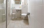 Helles Badezimmer mit Dusche und Waschbecken - Muschel 3 - Top-Hundeurlaub