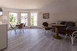 Heller Wohnbereich mit Sofa und Esstisch - Muschel 3 - Top-Hundeurlaub