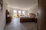 Schlafzimmer mit großem Bett und Blick ins Grüne - Muschel 4 - Top-Hundeurlaub