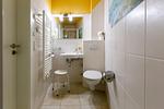 Modernes Badezimmer mit Waschbecken und Toilette - Muschel 4 - Top-Hundeurlaub