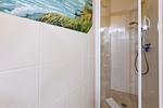 Modernes Badezimmer mit Dusche und Fliesen - Muschel 4 - Top-Hundeurlaub