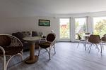 Heller Wohnraum mit Sofa und Tisch - Muschel 4 - Top-Hundeurlaub