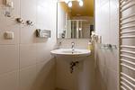 Badezimmer mit Waschbecken und Spiegel - Muschel 4 - Top-Hundeurlaub