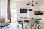 Moderne Küche mit Essbereich und Fernseher - Strandläufer 04 - Top-Hundeurlaub