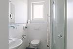 Modernes Badezimmer mit Dusche und Waschbecken - Strandläufer 04 - Top-Hundeurlaub
