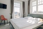 Schlafzimmer mit Bett und Fernseher - Strandläufer 03 - Top-Hundeurlaub