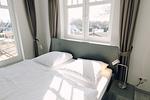 Modernes Schlafzimmer mit Fenster und Doppelbett - Strandläufer 03 - Top-Hundeurlaub