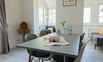 Modernes Wohnzimmer mit Tisch und bunten Stühlen - Strandläufer 03 - Top-Hundeurlaub