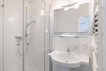Modernes Badezimmer mit Dusche und Waschbecken - Strandläufer 03 - Top-Hundeurlaub