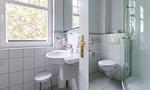 Helles Badezimmer mit Dusche und Waschbecken - Strandläufer 03 - Top-Hundeurlaub