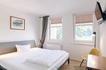 Schlafzimmer mit Doppelbett und Fenster. - Strandläufer 02 - Top-Hundeurlaub