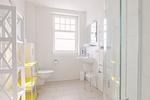 Helles Badezimmer mit Dusche und Waschbecken. - Strandläufer 02 - Top-Hundeurlaub