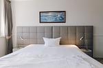 Schlafzimmer mit einem Doppelbett und Nachttischen. - Strandläufer 02 - Top-Hundeurlaub