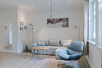 Helles Wohnzimmer mit Sofa und Couchtisch. - Strandläufer 01 - Top-Hundeurlaub