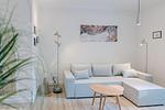 Heller Wohnraum mit Couch und Beistelltisch. - Strandläufer 01 - Top-Hundeurlaub