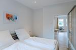 Schlafzimmer mit Doppelbett und Zugang zum Wohnbereich. - Strandläufer 01 - Top-Hundeurlaub