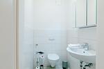 Kleines, modernes Badezimmer mit Toilette und Waschbecken. - Strandläufer 01 - Top-Hundeurlaub