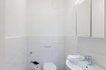 Modernes Badezimmer mit WC, Waschbecken und Spiegel. - Strandläufer 01 - Top-Hundeurlaub