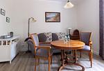 Gemütliches Wohnzimmer mit Esstisch und Sofa - Strandläufer 01 - Top-Hundeurlaub