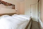 Schlafzimmer mit zwei Betten und Kunstwerk - Strandläufer 01 - Top-Hundeurlaub
