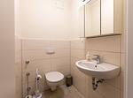 Modernes Badezimmer mit Waschbecken und Toilette - Strandläufer 01 - Top-Hundeurlaub