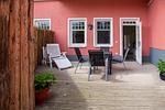 Gemütliche Terrasse mit Tisch und Sonnenliegen - Strandläufer 01 - Top-Hundeurlaub