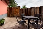 Terrasse mit Tisch und Stühlen - Strandläufer 01 - Top-Hundeurlaub