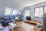Wohnzimmer mit gemütlichem Sofa und Tisch - Strandhaus Wustrow - Wohnung 2 - Top-Hundeurlaub