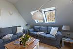Gemütliches Wohnzimmer mit blauen Sofas - Strandhaus Wustrow - Wohnung 2 - Top-Hundeurlaub