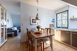 Helle Küche mit Essbereich und Fenster - Strandhaus Wustrow - Wohnung 2 - Top-Hundeurlaub