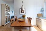Helle Küche mit Esstisch und modernen Geräten - Strandhaus Wustrow - Wohnung 2 - Top-Hundeurlaub