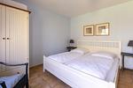 Schlafzimmer mit Doppelbett und Kleiderschrank - Strandhaus Wustrow - Wohnung 2 - Top-Hundeurlaub