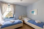 Helles Schlafzimmer mit zwei Einzelbetten - Strandhaus Wustrow - Wohnung 2 - Top-Hundeurlaub