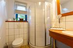 Modernes Badezimmer mit Dusche und Waschtisch - Strandhaus Wustrow - Wohnung 2 - Top-Hundeurlaub