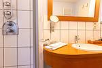 Elegantes Badezimmer mit Dusche und Waschbecken - Strandhaus Wustrow - Wohnung 2 - Top-Hundeurlaub