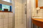 Modernes Badezimmer mit Dusche und Waschbecken - Strandhaus Wustrow - Wohnung 2 - Top-Hundeurlaub