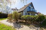 Außenansicht eines Hauses mit Balkon - Strandhaus Wustrow - Wohnung 2 - Top-Hundeurlaub